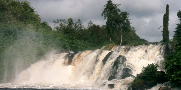 Chutes de la Lobé se jetant directement dans l'océan Atlantique à Kribi