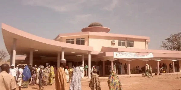 Exploration du marché coloré de Garoua et rencontre avec des tradipraticiens