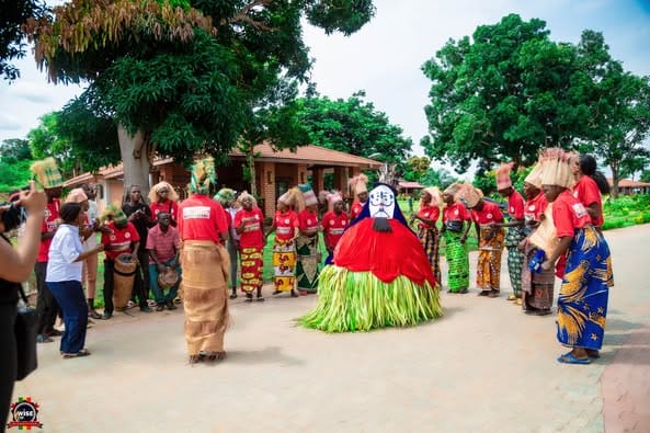 Danseurs masqués de la cérémonie Kebe Kebe, tradition mystique du Congo