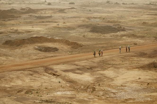 Piste de savane dans le Nord Cameroun, parfaite pour un road trip moto