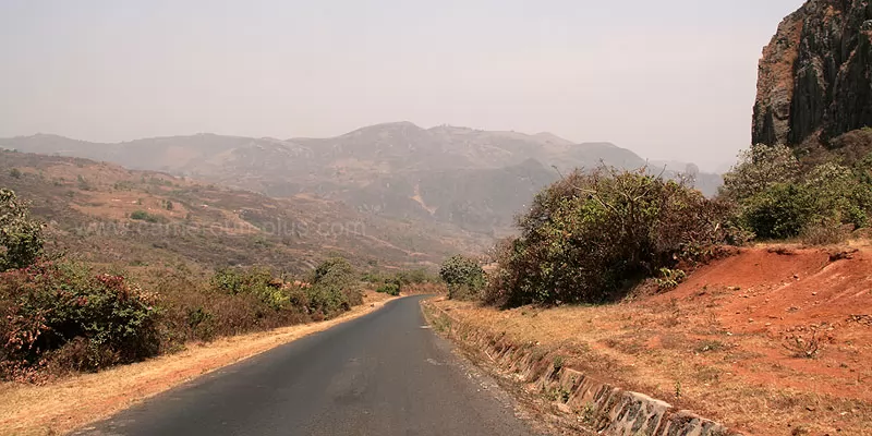 Route sinueuse dans les montagnes de l'Ouest Cameroun, idéale pour un voyage à moto
