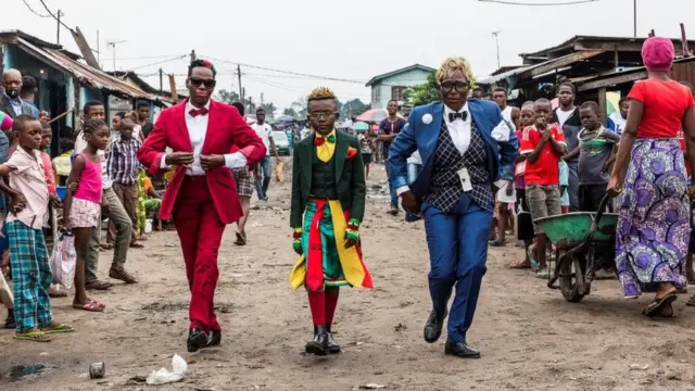 Sapeurs de Brazzaville posant dans leurs tenues colorées et élégantes
