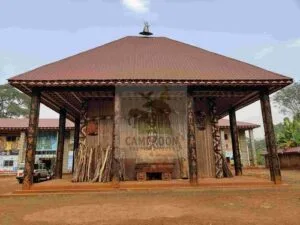 Chefferie traditionnelle Bamiléké colorée dans l'Ouest Cameroun, circuit culturel