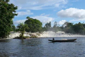 Plage de sable fin bordée de cocotiers à Kribi, Cameroun, pour un séjour balnéaire