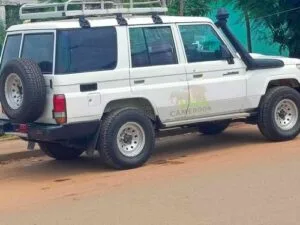 Véhicule 4x4 robuste prêt pour l'aventure sur les routes du Cameroun